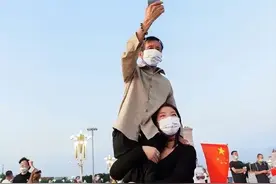 1997年，河南老汉捡弃婴遭奚落，25年后养女将他扛在肩上看升国旗图片