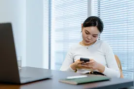 我，护士，大专毕业后在三甲医院工作，聘用制，透露年薪有多少图片