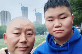 20岁自闭症小伙在工地搬砖，爱吃肉爱旅游，和爸爸相依为命图片