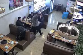 男子凌晨就餐因女孩未及时倒水怒砸啤酒瓶，知情人：女孩13岁，是老板女儿并非服务员图片