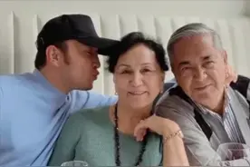 尼格买提带父母看樱花，母亲化疗后状态好，娇妻留学英国至今无子图片