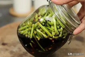 腌蒜薹有讲究，分享母亲用了40年的方法，腌好酸辣爽脆，能放一年图片
