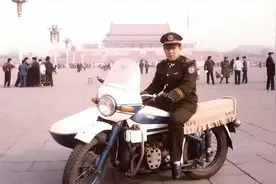 天安门前出现民警带枪的尴尬场面图片