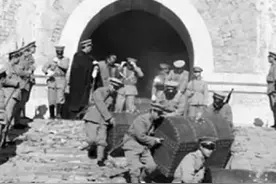 河北一弹棉花老汉，潜伏清东陵十几年，157人的墓穴几乎被搬空图片