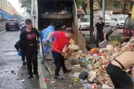 老人在家中存5吨废品，周边居民不敢开窗，城管出手帮清空图片