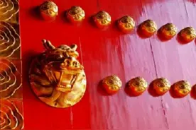 故宫红门上81颗门钉，为何无人敢摸？导游：命格特别硬的可以试试图片