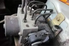 汽车急刹车产生咯噔咯噔异响是什么情况图片