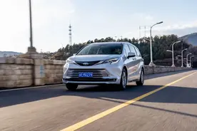 赛那SIENNA：比埃尔法大一圈，油耗低、超能装，奶爸必看图片