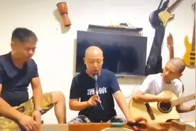 央视点赞的“神仙友情”：52岁大叔借钱带绝症兄弟浪迹天涯，二手面包车改装“房车”，一路向前一路歌图片