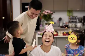 朱丹42岁生日晒全家福，儿女陪伴两侧，周一围化身迷弟笑容宠溺图片