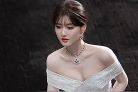 火辣身材挡不住，赵露思性感写真图片