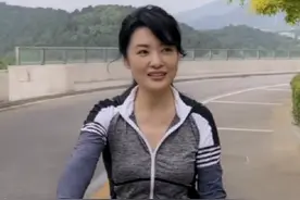 央视主持人周涛近况曝光！骑单车太接地气，衣领开到胸口锁骨明显图片