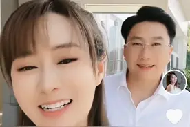 严冬冬与《乡村爱情17》导演合影，情人变朋友，19年后咸鱼翻身了图片