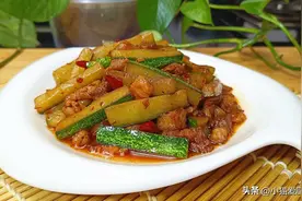 教你黄瓜好吃的做法，酸辣爽口，非常解油腻，一次3碗米饭都不够图片