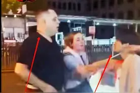 白人男子宁波吃霸王餐，多名“功夫小伙”出手，一脚踹飞仓皇逃窜图片