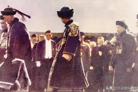 1934年溥仪登基真实照片：身穿旧龙袍进行祭天，清朝遗老全程陪同图片