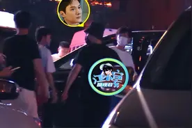 冯绍峰儿子正脸曝光！招风耳神似赵丽颖，外出时两助理贴身陪护图片