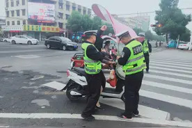 电动车开始整治挡风被，可以采用手套等代替图片