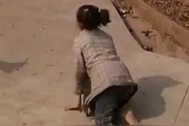 小山村里的双胞胎姐妹，长相相同却命运迥异，姐姐只能在地上爬行图片