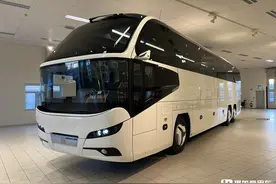 它曾是国产大巴的导师，实拍最新款尼奥普兰Cityliner豪华巴士图片