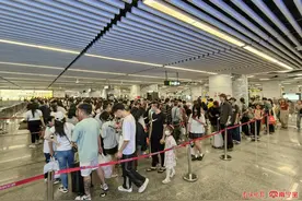 人多到离谱！“五一”假期南宁地铁日均客流超百万人次图片