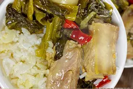 带女友回家，妈妈特地做了酸菜排骨，女友吃得开心，第二天却失联图片