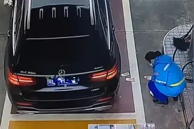 奔驰车主加完油将钱扔地上，女员工含泪捡起，车主称当时抢着付钱图片