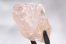 一颗巨大的粉红色钻石已经在安哥拉出土图片