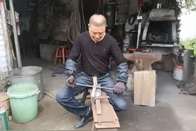 他与炉火相伴39年，只为打造一把好用的菜刀图片