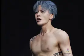 王嘉尔内娱活菩萨，音乐节激情脱衣秀腹肌，请男明星们多学一学图片