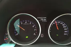 发动机转速表，转速多少是正常值图片