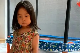 杜若溪女儿偷穿妈妈高跟鞋，模样神似翻版严屹宽，身后玩具屋豪华图片