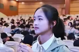 莫言在北大女生的犀利提问中离开，网友：吾辈楷模图片