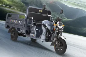 金彭新款重型三轮车来了：全钣金车身，皮实耐用，可拉1500斤！图片