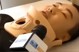 2015年保安徒手接跳楼女孩，女孩家属：我女儿残疾，你一辈子负责图片