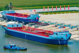 京杭运河首批新能源智能商品船下水图片