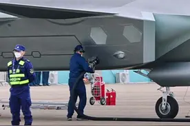 巴黎航展货架上有歼20，要对外出口？法国人：中国肯定有六代机了图片