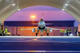 歼-10C光影大片，绚丽！图片