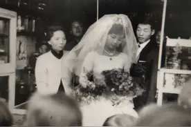 台湾老兵02年回乡探亲，喝酒时说漏嘴，女儿：爸还是共产党的兵？图片