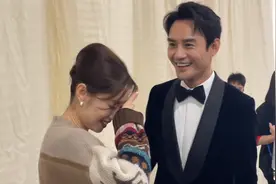 金鸡后台社交场面：李易峰谢霆锋互加好友，刘浩存张艺谋女儿同框图片