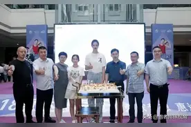 张常宁现身成都，不畏炎热为品牌“站台”，短袖牛仔裤少女感十足图片