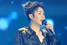 小沈阳演唱会大翻车！下跪致歉仍难救场，观众怒喊退票提前离场图片