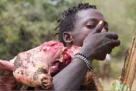 如果人吃生肉会怎样？胃酸接近秃鹫，但吃了生肉还是有可能会死？图片