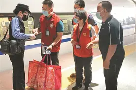 漂泊30年，流浪汉终踏上归家路图片