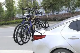 私家车后备厢能否加装自行车挂架？车顶“躺平”可以，“背坨坨”不行图片