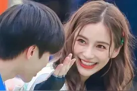 跑男杨颖与蔡徐坤形同陌生人，被白鹿仙女裙艳压图片