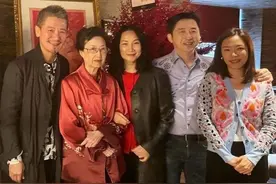 61岁庾澄庆一家六口集合 儿子庾恩利放假 三代同堂 其乐融融图片