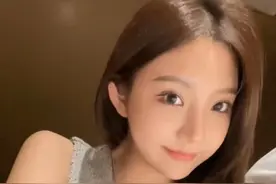 王思聪女友做饭出事故，多处被烫伤，故意扯开衣服露出胸前惹争议图片