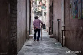 七旬老太开店谋生：别为儿女倾尽所有，一定要给自己留点钱养老图片