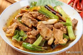 炒瘦肉有技巧，大厨分享“万能口诀”，瘦肉嫩滑鲜香，比饭店还香图片